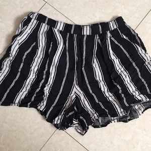 Hollister striped shorts size M with pockets